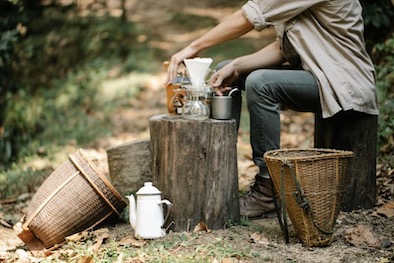a high-quality coffee grinder is indispensable. Only the freshly ground coffee beans can fully release the purest aroma and flavor of coffee. A manual grinder can not only fine-tune the grind size but also provide a tactile experience with each turn, as if participating in a coffee ritual.