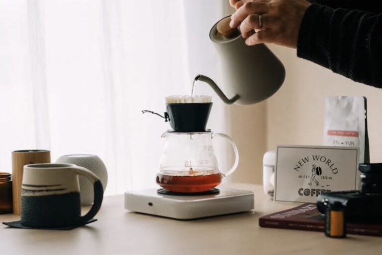 Next is to choose a coffee pot that suits your taste. Different types of coffee pots bring about different coffee experiences. The French press adds a rich flavor to the coffee, while the pour-over kettle allows every drop of water to evenly soak the coffee powder. The choice of a coffee pot is a personalized expression of coffee taste.
