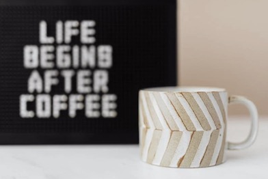 In addition, exquisite coffee cups and saucers are also a crucial element. Transparent glass cups will show the layers of coffee, while ceramic cups provide a warmer texture. With suitable saucers, it's like orchestrating a unique artistic performance for each cup of coffee.