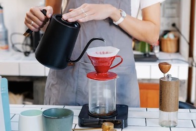 Finally, the filter paper and filter cup are also the key to making a cup of pure coffee. This step filters out the grounds and preserves the pure taste of coffee. The selected filter paper and cup are like mysterious instruments in a ritual, laying a solid foundation for the clarity and purity of coffee.